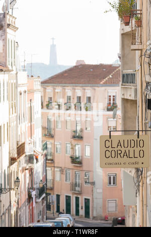 Eine Straße in der Nähe von Barrio Alto Nachbarschaft, Lissabon, Portugal. Claudio Corallo ist ein bekannter Hersteller von gourmet Schokolade Produkte Stockfoto