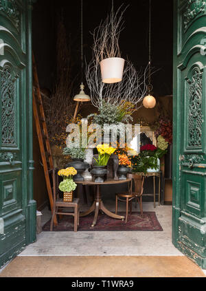 Pflanzen und Blumen in einem Blumengeschäft in der modischen Barrio Alto Nachbarschaft. Einkaufen in Lissabon, Portugal. Stockfoto