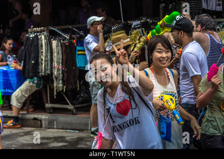 Junge Mädchen feiern das Thai Neujahr Songkran in der Khaosan Road, Bangkok, Thailand Stockfoto