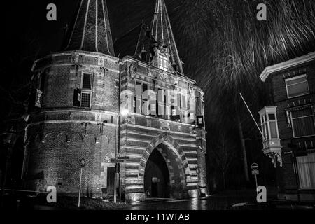 Die Broederpoort ist eine der drei berühmten Kamper Stadttore übrig in dieser alten Stadt voll von Denkmälern. Dieses Stadttor aus dem Mittelalter Stockfoto