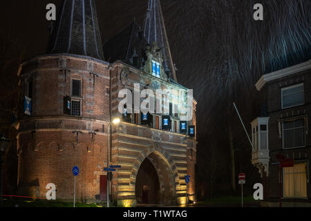 Die Broederpoort ist eine der drei berühmten Kamper Stadttore übrig in dieser alten Stadt voll von Denkmälern. Dieses Stadttor aus dem Mittelalter Stockfoto