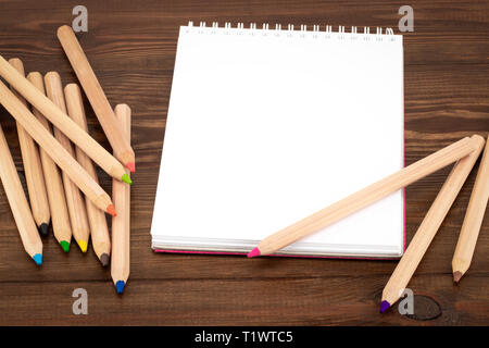 Leere Notizblock und Bleistift Farbe auf Holz- blackground. Stockfoto