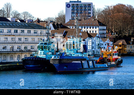 Schlepper Silex (erbaut 1994) und Vivax (b. 2008), die in den Hafen von Bergen, Norwegen. Auch UK tug GPS-Avenger bei gleichen Liegeplatz. Stockfoto