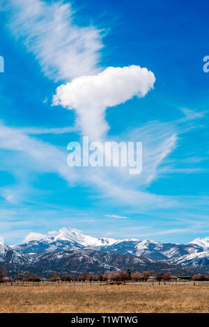 Ungewöhnliche Wolkenformationen gegen kobaltblauen Himmel über Rocky Mountains; Colorado; USA Stockfoto