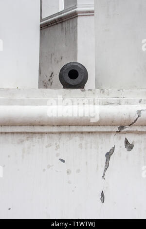 Alte Kanone im buddhistischen Tempel in Bangkok, Thailand Stockfoto
