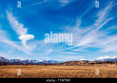 Ungewöhnliche Wolkenformationen gegen kobaltblauen Himmel über Rocky Mountains; Colorado; USA Stockfoto