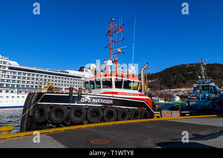 UK tug GPS Avenger an Tollbodkaien Quay in Bergen, Norwegen. Tug Boat Silex auf der rechten Seite. Im Hintergrund, Kreuzfahrtschiff Viking Sky. Stockfoto