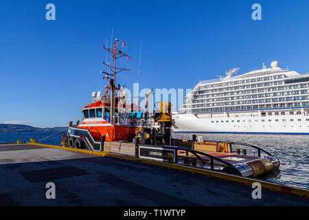 UK tug GPS Avenger an Tollbodkaien Quay in Bergen, Norwegen. Im Hintergrund, Kreuzfahrtschiff Viking Sky. Stockfoto