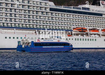 Lokale Fahrgast Katamaran Rygerfonn vorbei Kreuzfahrtschiff Viking Sky (skolten Terminal). Der Katamaran ist Ankunft in den Hafen von Bergen. Stockfoto