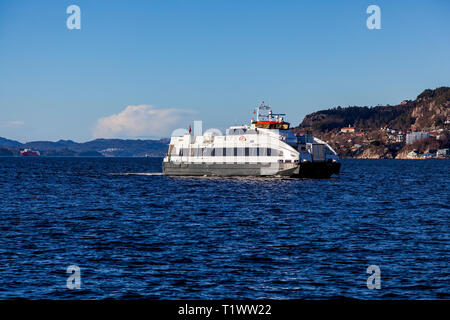 Lokale Fahrgast Katamaran Fjordkatt aus Byfjorden in den Hafen von Bergen, Norwegen. Stockfoto