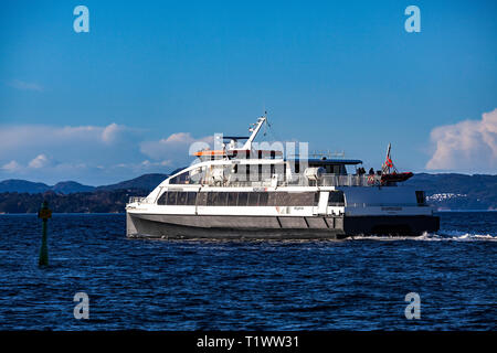 Lokale Fahrgast Katamaran Ekspressen Auslaufen aus dem Hafen von Bergen, Norwegen, auf dem Weg über Byfjorden. Stockfoto