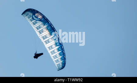 Blau Gleitschirm fliegen hoch in Clopotiva, einem beliebten Paragliding Standort in Rumänien, Europa in der Nähe der Retezat Nationalpark, Karpatenbogens. Stockfoto