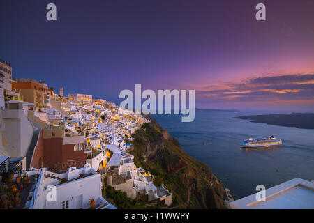 Blick am Abend von Fira, Caldera, Vulkan von Santorini, Griechenland mit Kreuzfahrtschiffen bei Sonnenuntergang. Dramatischer Wolkenhimmel. Stockfoto