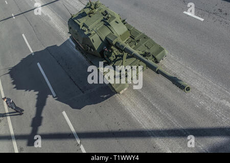 Moskau, den 9. Mai 2015. Moderne selbstfahrende Artillerie 2 S 35 Koalitsiya-SV kehrt aus dem Roten Platz nach dem Sieg Day Parade, Ansicht von oben. Stockfoto