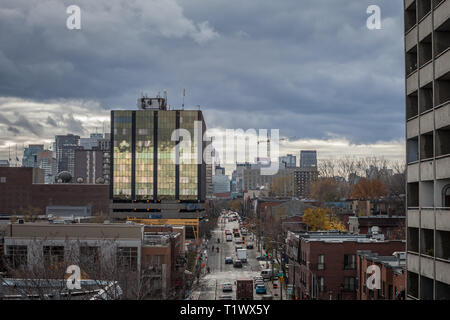 MONTREAL, KANADA - 8. NOVEMBER 2018: Skyline von Montreal CBD von Le Village auf der De Maisonneuve Boulevard Street gesehen, während eine trübe afte Stockfoto