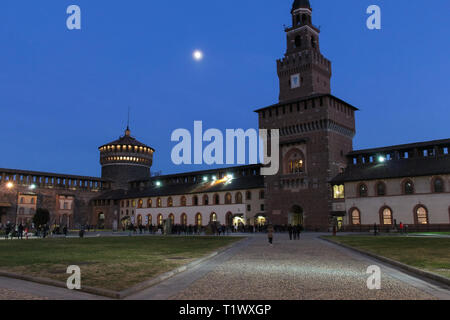 Italien, Mailand - 30. Dezember 2017: der Blick auf Schloss Sforza in der Nacht am 30. Dezember in der Lombardei, Italien 2017. Stockfoto