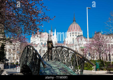 BUDAPEST, Ungarn - April, 2018: Denkmal des ehemaligen Ministerpräsidenten Imre Nagy nachdenklich in Richtung Ungarn Parlament suchen Stockfoto