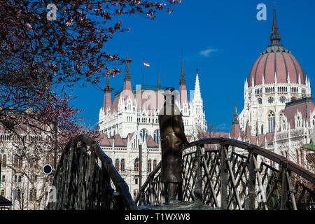 BUDAPEST, Ungarn - April, 2018: Denkmal des ehemaligen Ministerpräsidenten Imre Nagy nachdenklich in Richtung Ungarn Parlament suchen Stockfoto