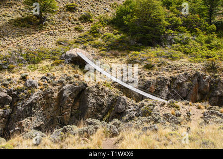 Hängebrücke über den Fluss Aviles, Patagonien Nationalpark, Aysen, Patagonien, Chil Stockfoto