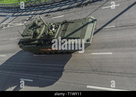 Mai 9, 2015. Schwerer Schützenpanzer T-15 Armata kehrt vom Roten Platz nach dem Sieg Parade, top - von hinten. Stockfoto