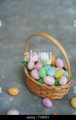 Mehrfarbige gesprenkelte Gelee beeans Eier/Ostern Hintergrund, selektiver Fokus Stockfoto