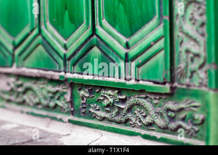 Traditionelle grün Glasierte keramische Wand Fliesen, der chinesischen Tempel, mit Drachen design Stockfoto