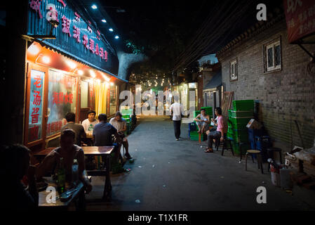 Peking, China - 08 02 2016: Nachtleben in einem Hutong in Peking. Einige chinesische Restaurants und Bars in der Nacht Stockfoto
