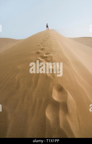 Die Gobi, China - 08 07 2016: Wanderung in der Wüste Gobi. Sanddünen mit Fußabdruck in der Wüste Gobi in China Stockfoto