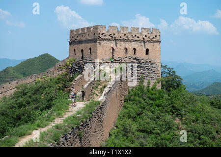 Festung Wachturm von Mutianyu, einem Abschnitt der Großen Mauer von China im Sommer. Bezirk Huairou, Peking, China Stockfoto