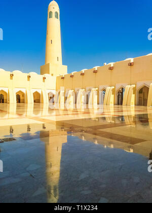 Doha, Katar - 21. Februar 2019: Innenhof mit Minaretten und Kuppeln an einem sonnigen Tag wider. Imam Abdul Wahhab Moschee oder Katar Staats Moschee in der Mitte Stockfoto