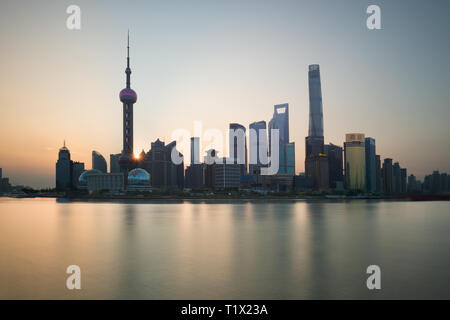 Der Bund in den frühen Morgenstunden bei Sonnenaufgang. Blick auf Pudong und den Fluss Huangpu, den vom Bund in Shanghai, China Stockfoto