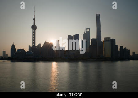 Der Bund in den frühen Morgenstunden bei Sonnenaufgang. Blick auf Pudong und den Fluss Huangpu, den vom Bund in Shanghai, China Stockfoto