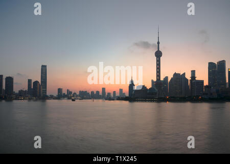 Der Bund in den frühen Morgenstunden bei Sonnenaufgang. Blick auf Pudong und den Fluss Huangpu, den vom Bund in Shanghai, China Stockfoto