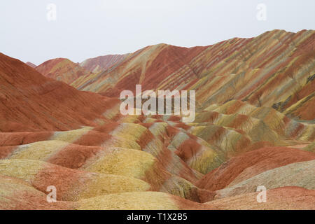 Danxia Relief und's Rainbow moutain Zhangye Danxia nationalen Geologischen Park, Zhangye, China Stockfoto