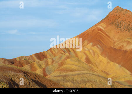 Danxia Relief und's Rainbow moutain Zhangye Danxia nationalen Geologischen Park, Zhangye, China Stockfoto
