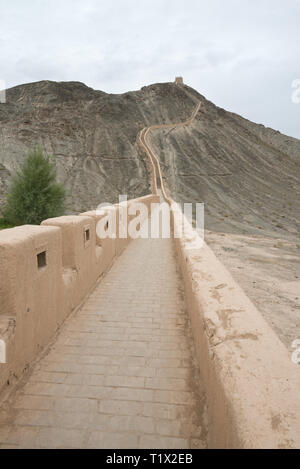 Der überhängende große Mauer bei Jiayuguan, Gansu, China Stockfoto