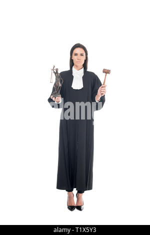 Die volle Länge der Richter in der richterlichen Robe halten Hammer und Themis figurine isoliert auf weißem Stockfoto