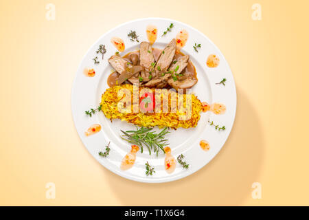 Gewürztes Rindfleisch mit Pilzen und Kartoffeln auf einem weißen Teller serviert. Essen von oben. Ansicht von oben. Stockfoto