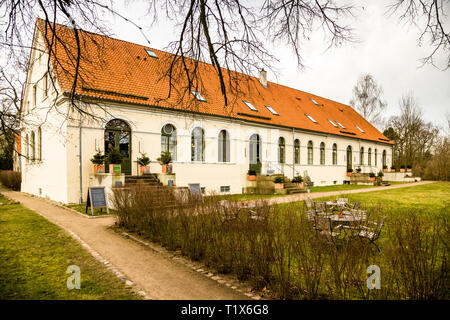 Das längliche Kavaliershaus Schloss Blücher verfügt über 12 Zimmer und Suiten, ein Restaurant sowie Sauna, Garten und Badesteg am See. Kavaliershaus in Fincken, Deutschland Stockfoto