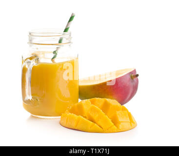 Reife mango Obst und Mango Saft auf weißem Hintergrund. Stockfoto