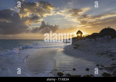 Dramatischer Himmel und wunderschöner Sonnenuntergang am tropischen Sandstrand auf der Insel Cayo Largo Del Sur im Karibischen Meer vor der Kubaküste Stockfoto