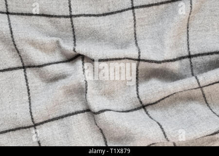 Draufsicht auf zerknitterte Textur grauer Stoff in einem großen Käfig Stockfoto