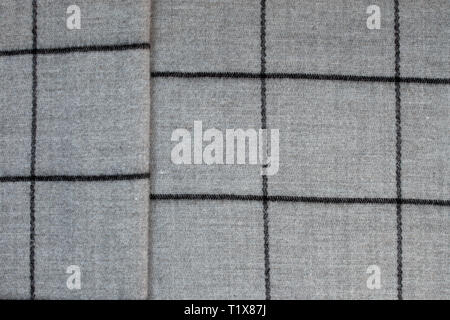 Blick von oben auf die Textur von grauer Stoff in einem großen Käfig Stockfoto