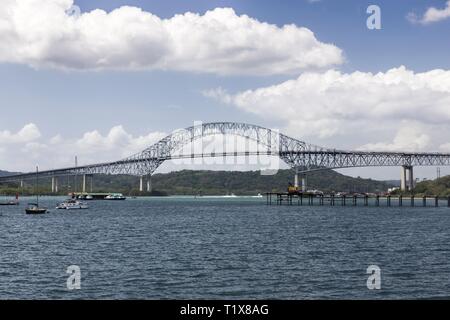 Die Brücke von Nord-, Mittel- und Südamerika, eine international bekannte Sehenswürdigkeit Straße Brücke in Panama erstreckt sich über den Pazifik Eingang zu den Panama Kanal Stockfoto