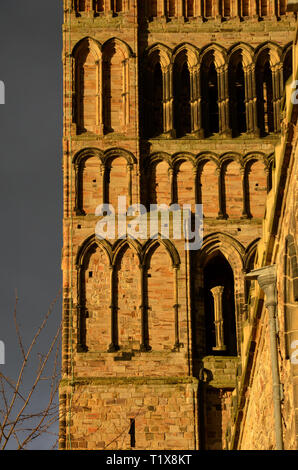 Detail der Südturm am Ende des Kirchenschiffes, Durham Cathedral, Durham, County Durham, England, Februar 2019 Stockfoto