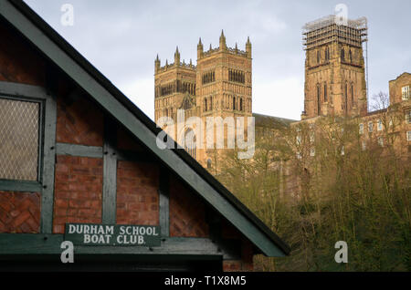 Durham Kathedrale auf dem Fluss Wear, Durham, County Durham, England, Februar 2019 Stockfoto