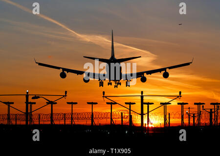 G-CIVE British Airways Boeing 747-400 airliner Landung am Flughafen Heathrow bei Sonnenuntergang Stockfoto