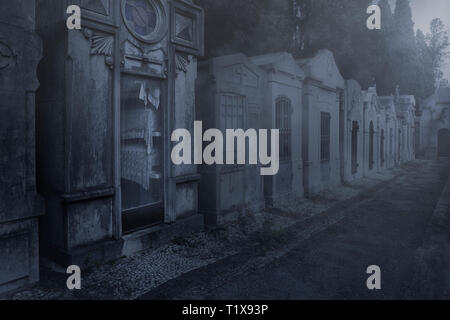 Moonlit alten europäischen Friedhof in einer nebligen Nacht Stockfoto