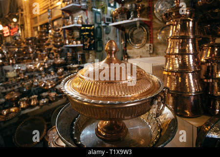 Ifahan, der Iran, Naqsh-e Jahan bazzar hat einen großen Abschnitt mit Kupfer Kunsthandwerk Stockfoto