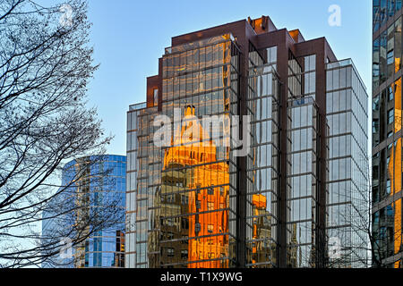 Reflexion der historischen Art Deco Marine Gebäude in modernem Glas Office Tower, Vancouver, British Columbia, Kanada Stockfoto